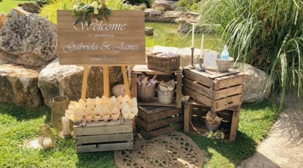 Rincones personalizados para decorar los jardines para bodas