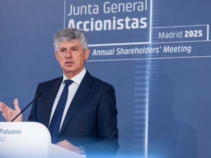 Equipo de producción de EFS trabajando en escenografía de evento