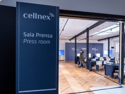 Vista aérea del montaje de stand de EFS en feria internacional