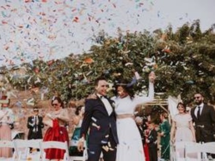 Máquina de humo creando ambiente místico en espectáculo de teatro