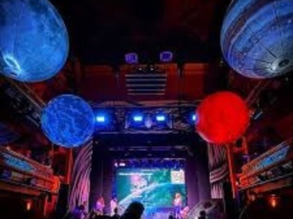 Celebración deportiva con efectos de serpentina y confeti de Eutópica