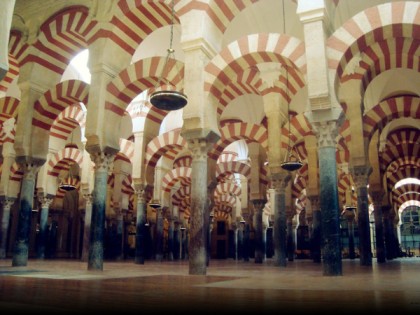 Iluminación LED con palos interactivos en evento musical por Eutópica