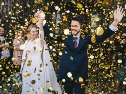 Llamas de fuego controladas como efecto especial en festival cultural