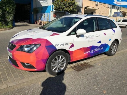 Equipo de diseñadores y artesanos trabajando en taller de Grafidec Sevilla