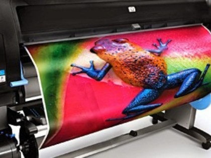 Banner publicitario de gran formato para exposición empresarial