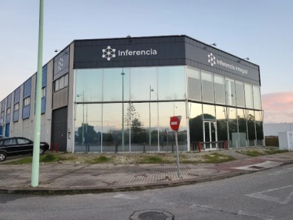 Rótulos publicitarios exteriores con iluminación de bajo consumo