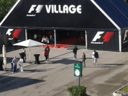 Instalación de moqueta ecológica de fibra vegetal para eventos sostenibles