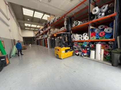 Montaje de moqueta modular en losetas para espacios temporales