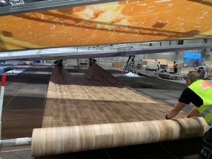 Montaje de pavimento vinílico en congresos y convenciones