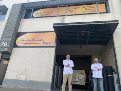 Moqueta impresa personalizada con logotipo para stands de feria