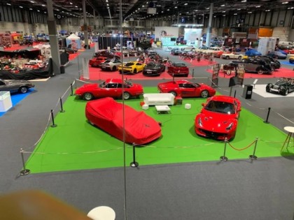 Diseño escenográfico con moquetas y elementos decorativos para eventos