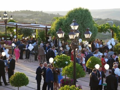Montaje para boda civil al aire libre en Viñedos Cigarral Santa María