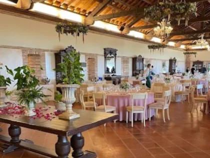 Evento corporativo en salón con techos de madera del siglo XIX en Toledo