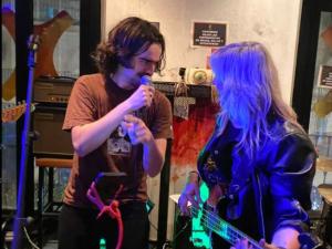 Escenario iluminado con Beer Band Theory animando fiesta corporativa