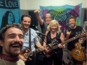 Beer Band Theory en celebración privada con público bailando al ritmo del rock