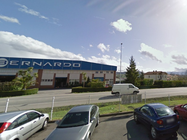 Interior de carpa climatizada con moqueta ferial instalada por DACARPA