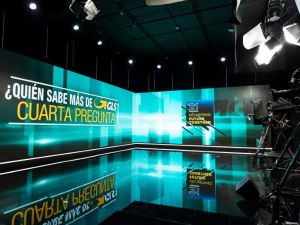 Equipo de producción de EFS construyendo escenografía para evento