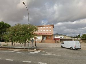Vista interior de carpa para evento empresarial con mobiliario
