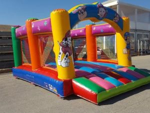 Iluminación decorativa instalada en carpa para celebración nocturna