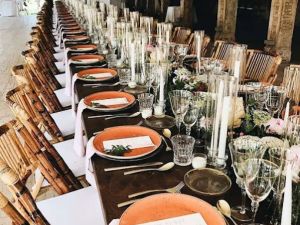 Rental of classic tables and chairs for business dinners in the province of Girona