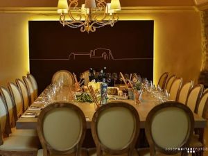 Assembly of tents and temporary structures for social events in Girona