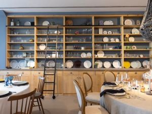 Furniture and accessories for trade shows in modern and functional spaces