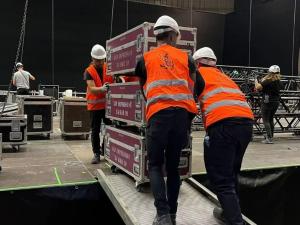 Assembly of theatrical sets for a stage show