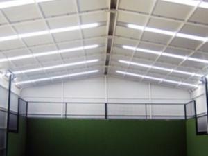 Contenedores marítimos REMSA apilados para almacenamiento industrial