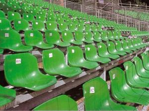 Evento infantil en Sevilla con tarima baja y decoración temática sobre estructura ROMIAN