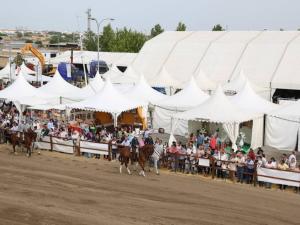 Equipo técnico de ROMIAN montando estructura de escenario para festival de música
