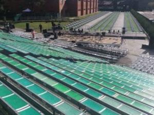 Tarima elevada con barandillas ROMIAN para presentación de producto en Sevilla