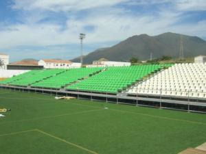 Escaleras de acceso y accesorios de seguridad en escenario portátil ROMIAN