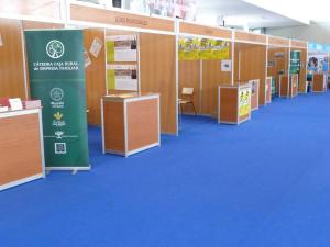 Montaje de escenario interior ROMIAN en sala de conferencias empresarial