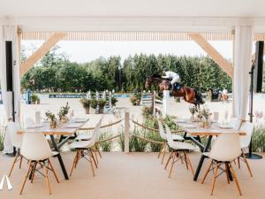 Zona chill-out con sofás blancos y decoración floral para boda estilo boho