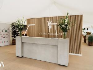 Equipo de montaje Party.Rent instalando carpa para evento al aire libre