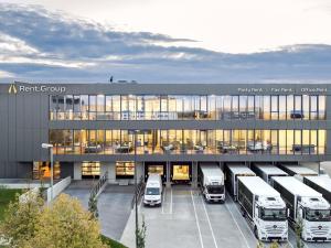 Decoración temática de fiesta de cumpleaños con globos y mobiliario colorido Party.Rent
