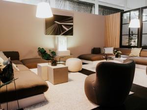 Alquiler de carpa y mobiliario Party.Rent para evento corporativo en jardín