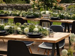 Buffet gourmet y catering internacional servido en evento organizado por Party.Rent