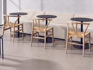 Espacio decorado para comunión con flores y sillas blancas de Party.Rent