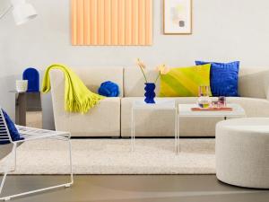 Camareros uniformados de Party.Rent atendiendo a invitados en evento empresarial