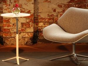 Showroom moderno montado con mobiliario de diseño por Party.Rent en Viladecans