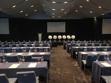 Montaje de escenarios rápidos y eficientes para eventos