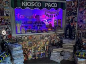 Sanitarios portátiles alineados en zona rural de Galicia para evento cultural