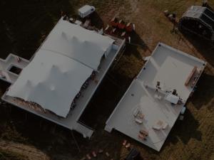 Personal técnico de SUGEMA realizando limpieza de baños durante evento corporativo