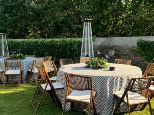 SUGEMA instalando baños portátiles en feria comercial en Lugo