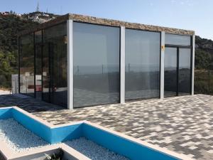 Vista exterior de sede Tobelem en Mijas Costa con camiones de transporte