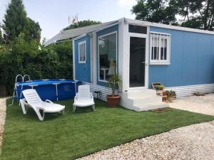 Sanitarios portátiles Tobelem alineados en obra de construcción en Mijas Costa