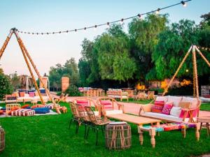Espacio chill-out decorado por Trastología en evento al aire libre en Denia