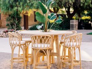 Mesa imperial con candelabros y vajilla vintage de Trastología para banquete de boda