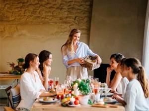 Sofás y puffs personalizados por Trastología para evento social en Orihuela